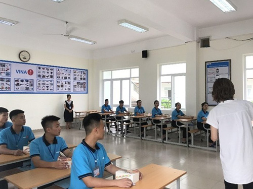 入国前講習の様子１